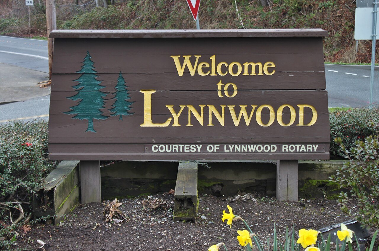 Lynnwood welcome sign in Lynnwood, Washington